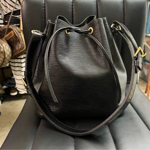 Vintage Louis Vuitton | EPI Noe Bucket Bag Black